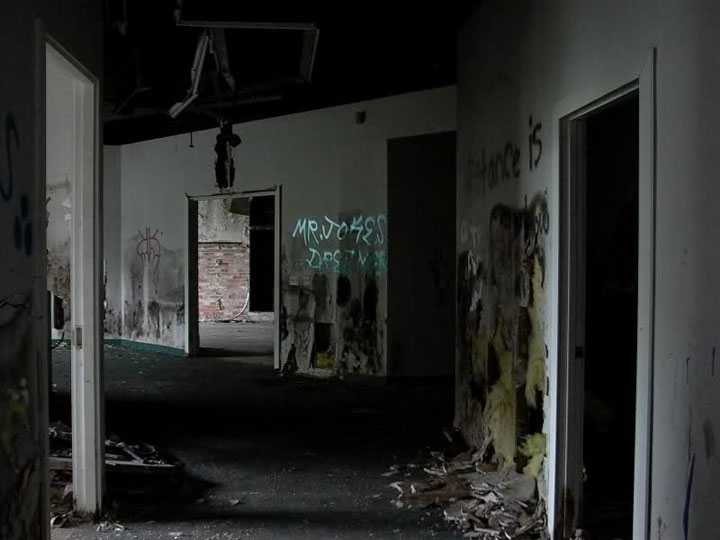promenez-vous-dans-les-angoissantes-allees-vides-de-7-usines-a-jouets-desaffectees13