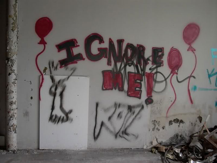 promenez-vous-dans-les-angoissantes-allees-vides-de-7-usines-a-jouets-desaffectees14