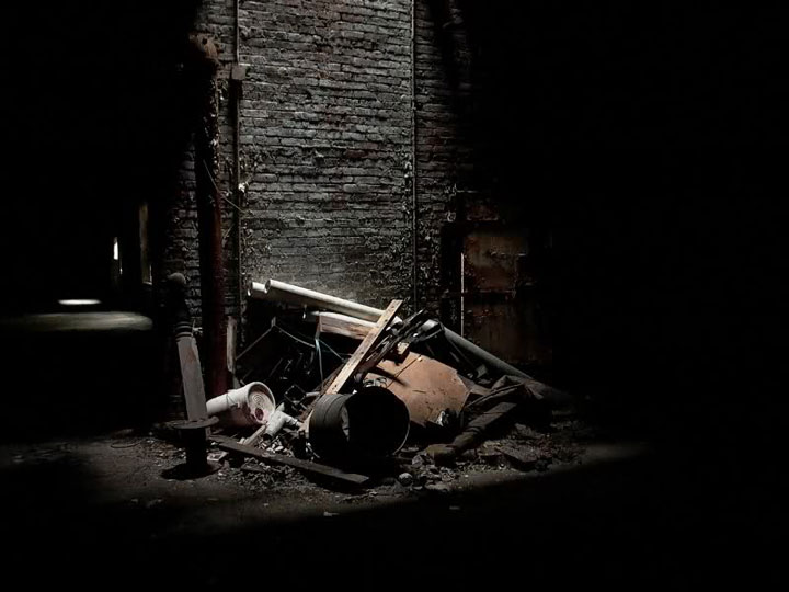 promenez-vous-dans-les-angoissantes-allees-vides-de-7-usines-a-jouets-desaffectees15