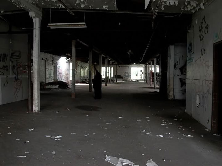 promenez-vous-dans-les-angoissantes-allees-vides-de-7-usines-a-jouets-desaffectees16