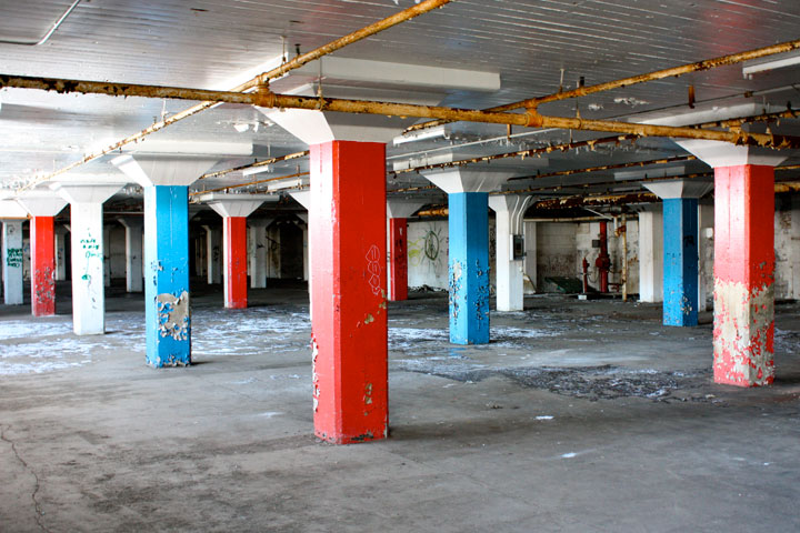 promenez-vous-dans-les-angoissantes-allees-vides-de-7-usines-a-jouets-desaffectees20