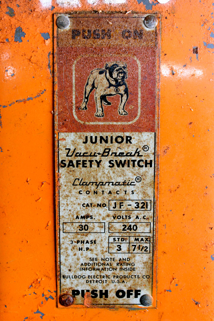 promenez-vous-dans-les-angoissantes-allees-vides-de-7-usines-a-jouets-desaffectees21