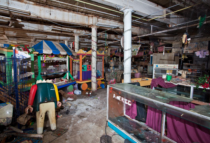 promenez-vous-dans-les-angoissantes-allees-vides-de-7-usines-a-jouets-desaffectees25