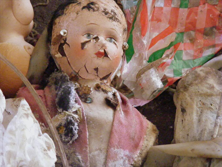 promenez-vous-dans-les-angoissantes-allees-vides-de-7-usines-a-jouets-desaffectees26