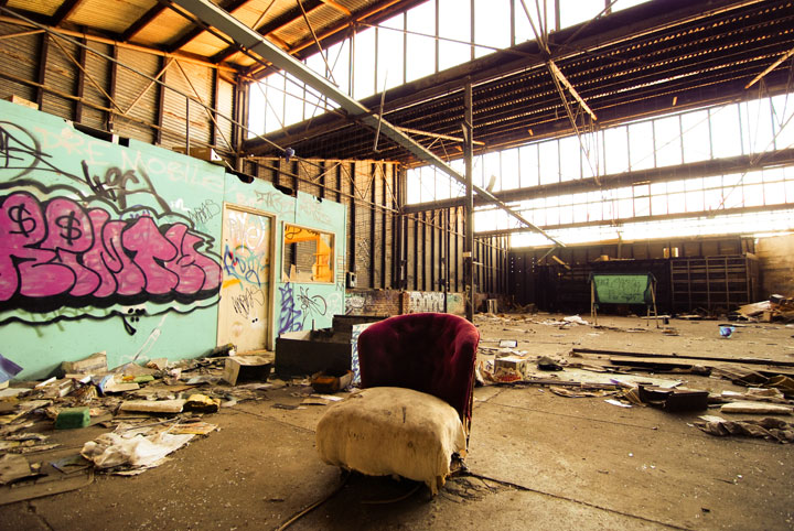 promenez-vous-dans-les-angoissantes-allees-vides-de-7-usines-a-jouets-desaffectees4