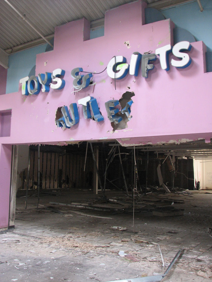 promenez-vous-dans-les-angoissantes-allees-vides-de-7-usines-a-jouets-desaffectees45
