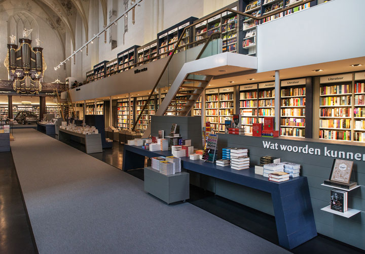 une-cathedrale-gothique-du-xveme-siecle-transformee-en-une-librairie-qui-allie-classicisme-et-modernite-a-la-perfection4