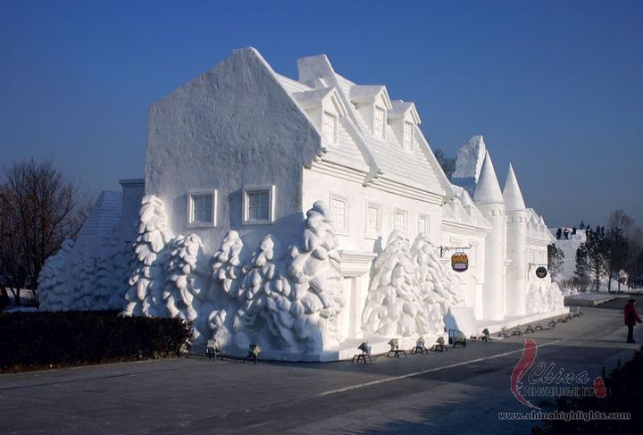 20-bonhomme-de-neige-impressionnants-qui-mettront-un-peu-de-fantaisie-dans-vos-sculptures-hivernales10