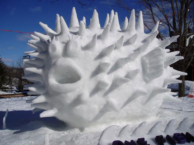 20-bonhomme-de-neige-impressionnants-qui-mettront-un-peu-de-fantaisie-dans-vos-sculptures-hivernales12