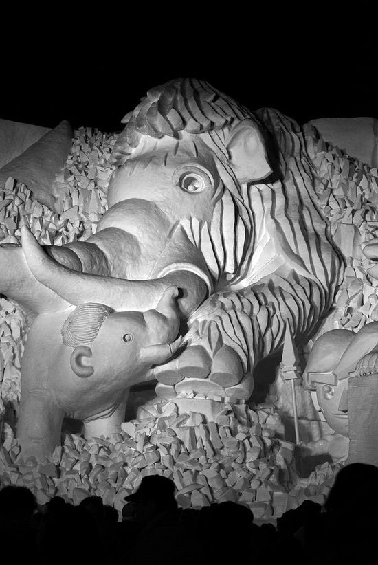20-bonhomme-de-neige-impressionnants-qui-mettront-un-peu-de-fantaisie-dans-vos-sculptures-hivernales13