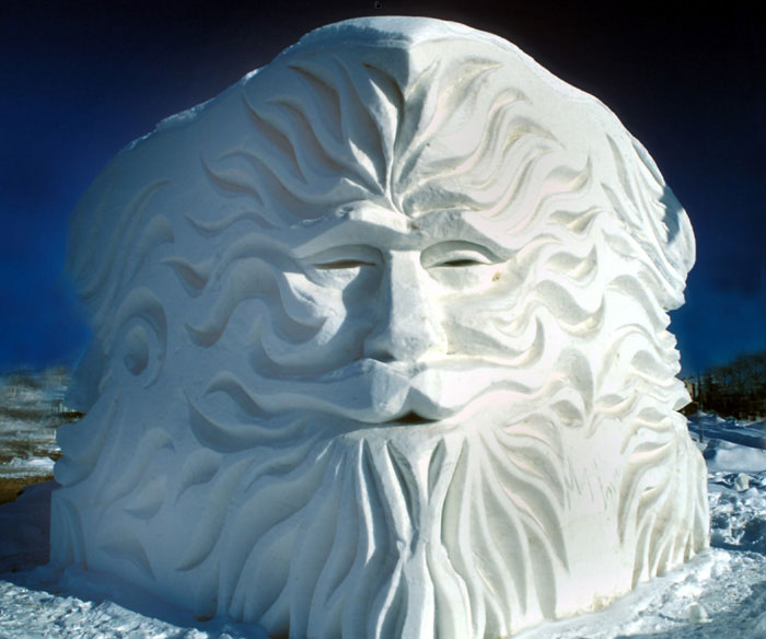 20-bonhomme-de-neige-impressionnants-qui-mettront-un-peu-de-fantaisie-dans-vos-sculptures-hivernales15