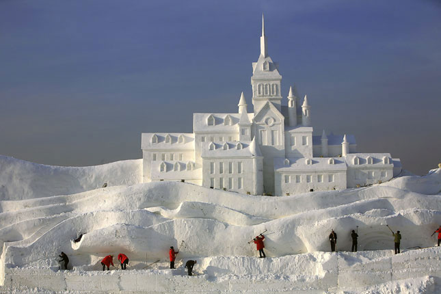 20-bonhomme-de-neige-impressionnants-qui-mettront-un-peu-de-fantaisie-dans-vos-sculptures-hivernales16