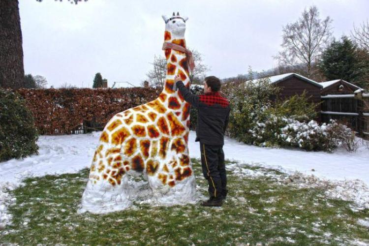 20-bonhomme-de-neige-impressionnants-qui-mettront-un-peu-de-fantaisie-dans-vos-sculptures-hivernales18