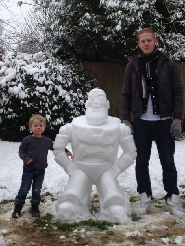 20-bonhomme-de-neige-impressionnants-qui-mettront-un-peu-de-fantaisie-dans-vos-sculptures-hivernales19