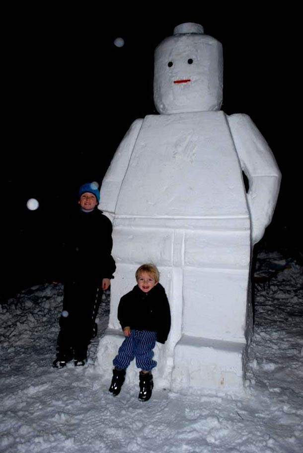 20-bonhomme-de-neige-impressionnants-qui-mettront-un-peu-de-fantaisie-dans-vos-sculptures-hivernales20