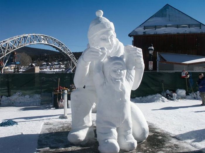 20-bonhomme-de-neige-impressionnants-qui-mettront-un-peu-de-fantaisie-dans-vos-sculptures-hivernales21