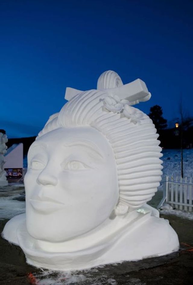 20-bonhomme-de-neige-impressionnants-qui-mettront-un-peu-de-fantaisie-dans-vos-sculptures-hivernales22
