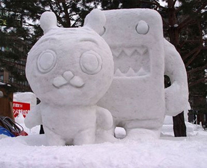 20-bonhomme-de-neige-impressionnants-qui-mettront-un-peu-de-fantaisie-dans-vos-sculptures-hivernales3