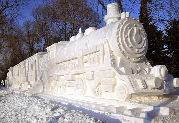20-bonhomme-de-neige-impressionnants-qui-mettront-un-peu-de-fantaisie-dans-vos-sculptures-hivernales4