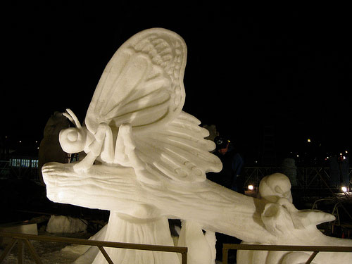 20-bonhomme-de-neige-impressionnants-qui-mettront-un-peu-de-fantaisie-dans-vos-sculptures-hivernales7