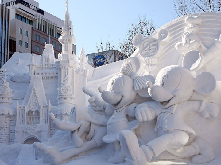 20-bonhomme-de-neige-impressionnants-qui-mettront-un-peu-de-fantaisie-dans-vos-sculptures-hivernales9