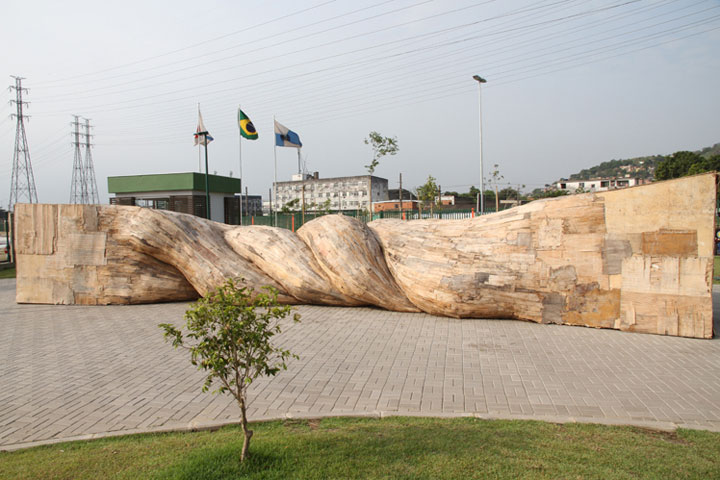 decouvrez-les-surprenantes-installations-en-bois-dun-artiste-bresilien55