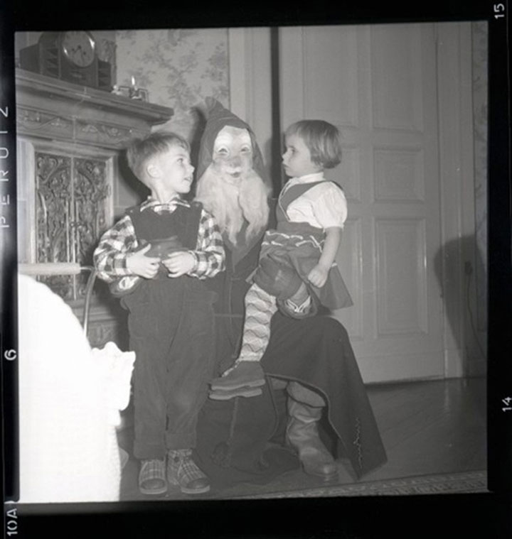 les-premiers-costumes-de-pere-noel-datant-du-siecle-dernier-sont-absolument-effrayantes21