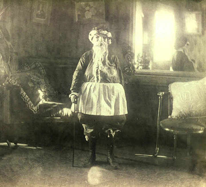 les-premiers-costumes-de-pere-noel-datant-du-siecle-dernier-sont-absolument-effrayantes25