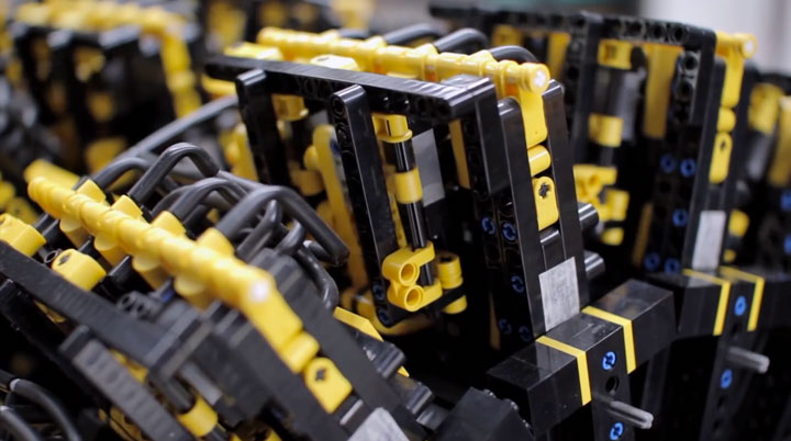 montez-a-bord-de-la-premiere-voiture-en-lego-fonctionnant-a-lair13