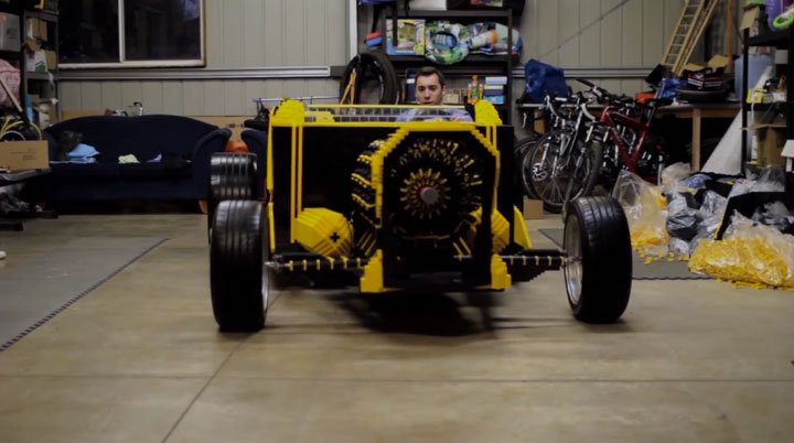 montez-a-bord-de-la-premiere-voiture-en-lego-fonctionnant-a-lair8