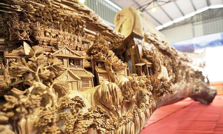 un-artiste-a-travaille-4-annees-pour-realiser-la-plus-spectaculaire-et-la-plus-longue-sculpture-en-bois-du-mondeUne