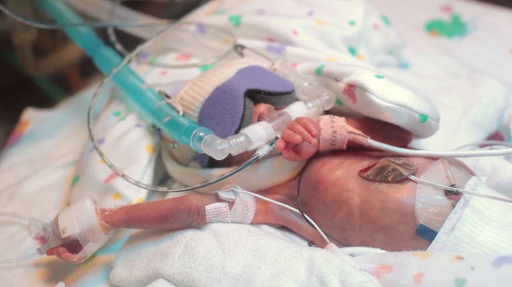 un-pere-immortalise-la-premiere-annee-de-la-vie-de-son-fils-premature-dans-une-video-absolument-craquante6