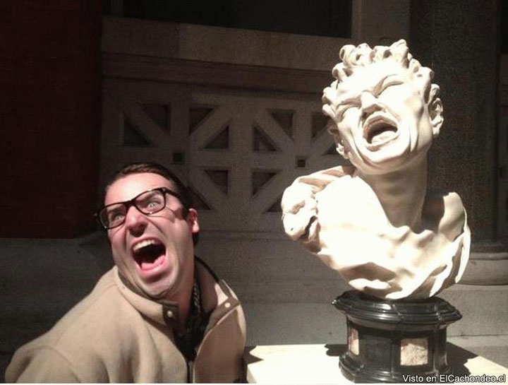 20-personnes-qui-samusent-beaucoup-dans-des-musees1