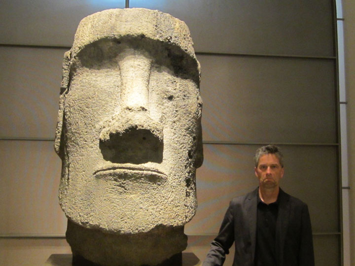 20-personnes-qui-samusent-beaucoup-dans-des-musees11