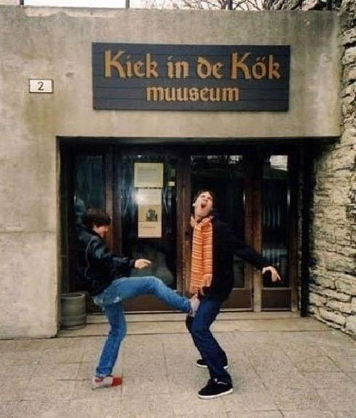 20-personnes-qui-samusent-beaucoup-dans-des-musees12