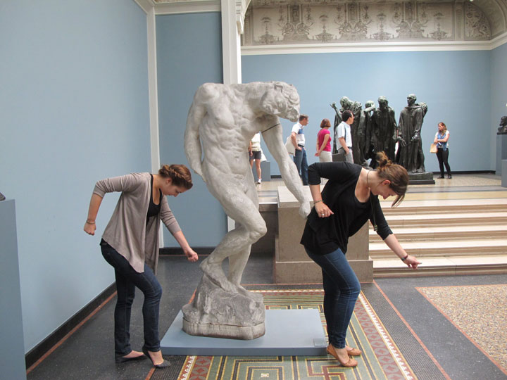 20-personnes-qui-samusent-beaucoup-dans-des-musees16