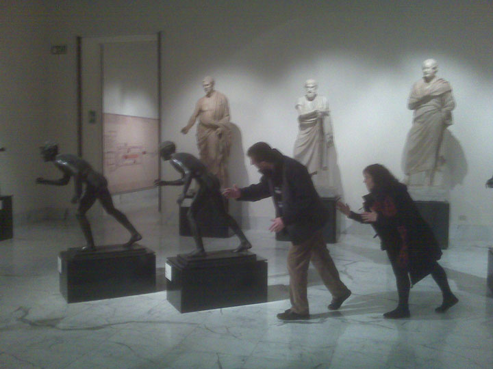 20-personnes-qui-samusent-beaucoup-dans-des-musees18
