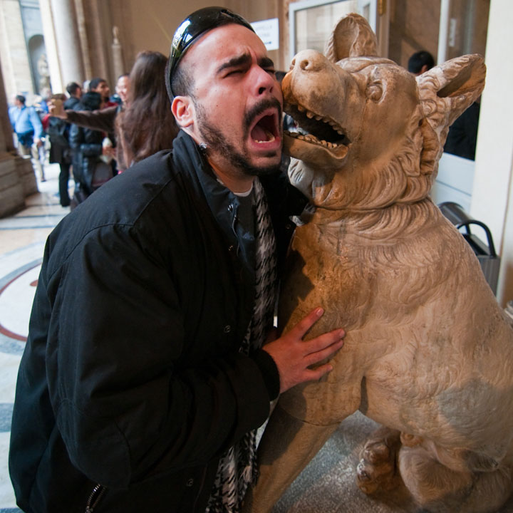20-personnes-qui-samusent-beaucoup-dans-des-musees20