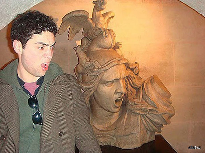 20-personnes-qui-samusent-beaucoup-dans-des-musees4