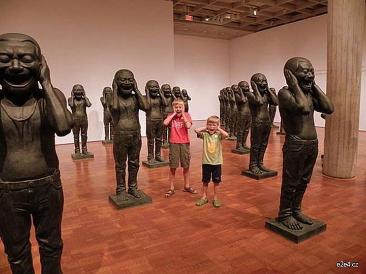 20-personnes-qui-samusent-beaucoup-dans-des-musees6