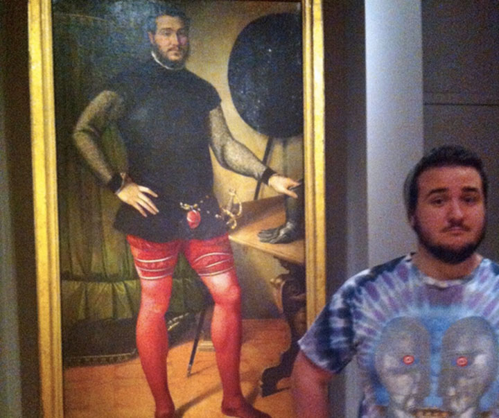 20-personnes-qui-samusent-beaucoup-dans-des-musees8
