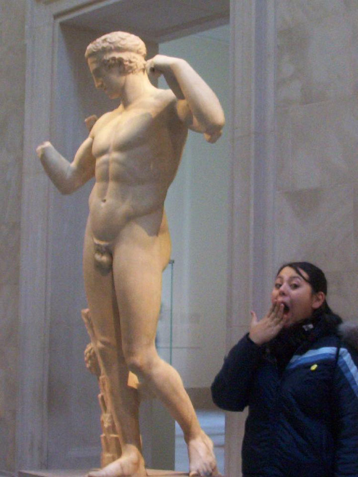 20-personnes-qui-samusent-beaucoup-dans-des-musees9