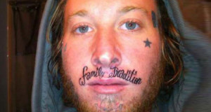 cette-serie-de-tatouages-faciaux-completement-dejantes-en-dit-long-sur-ces-personnesUne