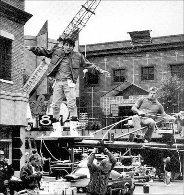 entrez-dans-les-coulisses-du-film-culte-retour-vers-le-futur-a-travers-ces-42-photographies-inedites25