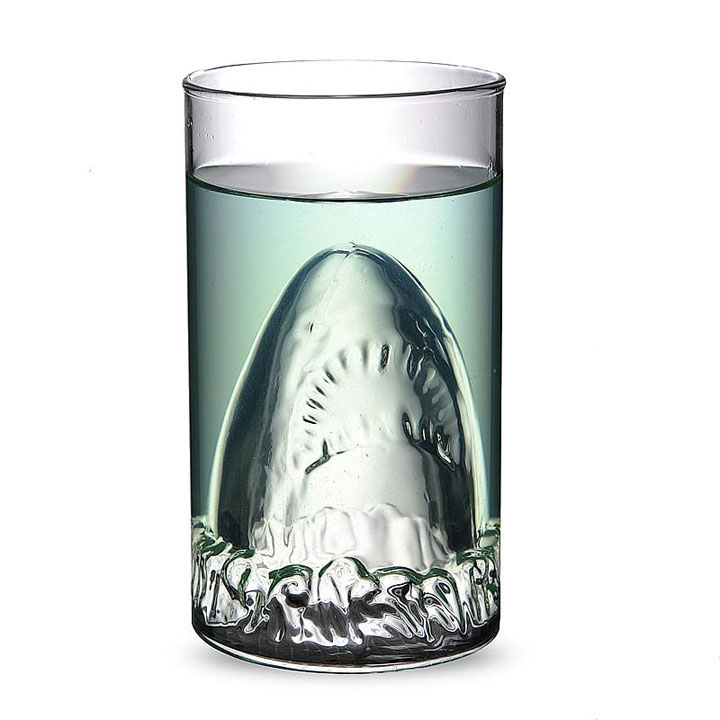 les-gadgets-geek-du-vendredi-un-verre-en-forme-de-requin-un-couteau-batman-une-baignoire-lumineuse1