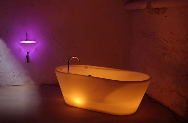 les-gadgets-geek-du-vendredi-un-verre-en-forme-de-requin-un-couteau-batman-une-baignoire-lumineuse2
