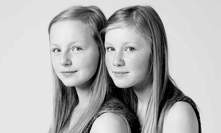 vous-pensiez-avoir-un-physique-unique-un-photographe-reunit-de-parfaits-inconnus-ressemblant-a-des-jumeaux-une