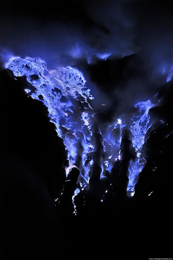 lave-bleue-qui-sechappe-dun-volcan-en-indonesie10