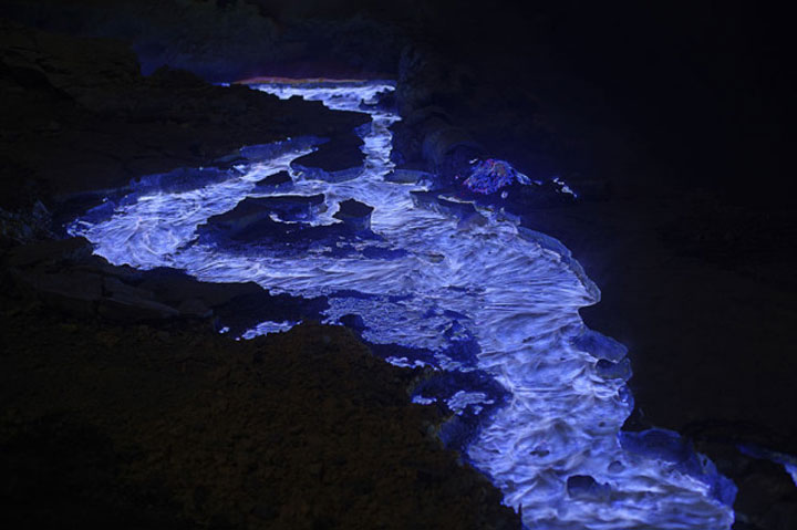 lave-bleue-qui-sechappe-dun-volcan-en-indonesie12