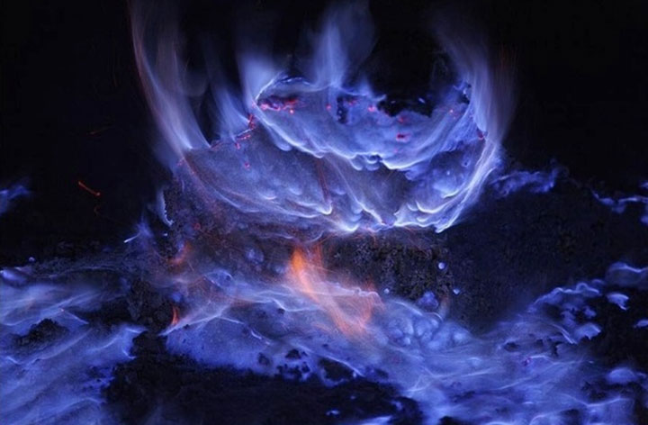 lave-bleue-qui-sechappe-dun-volcan-en-indonesie2